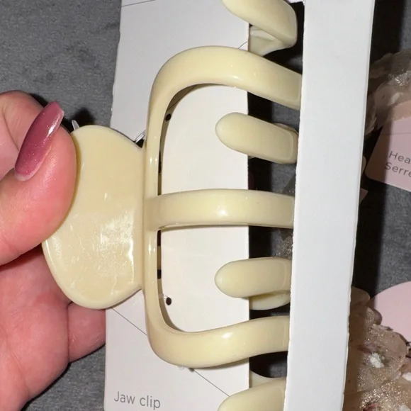 Sophi - NWT Yellow & Beige Floral Hair Accessories Set - Picture 4 of 14